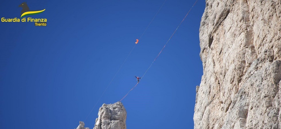 Slackline non autorizzata tra le torri del Vajolet: in 4 rischiano fino a 6.000 euro di multa